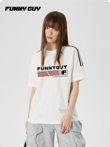 เสื้อยืดแขนสั้นผู้ชายผู้หญิงสไตล์ย้อนยุคอเมริกัน 3 แถบ คอกลม แขนสั้น แฟชั่นฤดูร้อน คู่รัก ลำลอง สวมใส่สบาย ผ้าฝ้าย