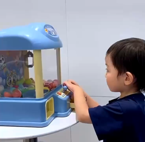 **Malaysia Seller** Mainan Budak mesin capit toys for kids claw machine baby doll girl educational toys for kids Puzzle 儿童娃娃机