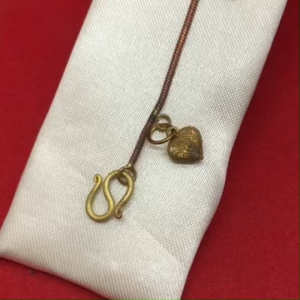 สร้อยข้อมือทองเหลืองโบราณลายกระดูกงูกลมห้อยจี้หัวใจจิกลาย ความยาว 6.5 นิ้ว งานทองเหลืองแท้ งานดิบไม่ได้ชุบ พร้อมส่ง