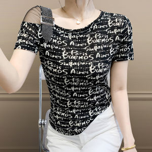 YIMEI เสื้อแขนสั้นพิมพ์อักษรเสื้อยืดลำลองตาข่ายพลอยเทียมเสื้อพิมพ์ลายสไตล์เกาหลีเซ็กซี่