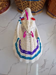 ไก่ประดับใส่ขอหรือตั้งโชว์งสานหวายแท้