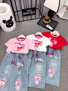 B02 Bộ quần áo bé gái gồm áo phông và quần jeans in hình baby three size 10-135kgBộ đồ bé gái họa tiết xinh xắn