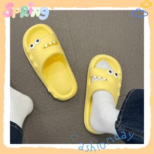 XWshop ว๊าววววมากก📣รองเท้าแตะแบบสวม พื้นหนาลายการ์ตูนจระเข้ ป้องกันการลื้น แบบจุกๆนิ่มใส่สบายไม่หนักเท้าา