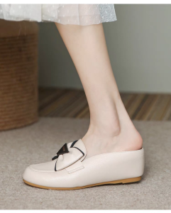 รองเท้าแตะส้นเตี้ยผูกโบว์ผีเสื้อแบบฝรั่งเศส หนังแท้ สไตล์ฝรั่งเศส ทรงครึ่งนิ้ว สำหรับผู้หญิง รองเท้าแตะแบบสวมสบายสำหรับฤดูร้อน