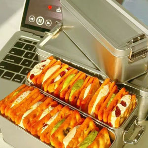 Delicious Matcha Flavored Heart-Shaped Biscuits in Iron Box Snack for Leisure Time Premium Onion Nougat Filled Biscuits