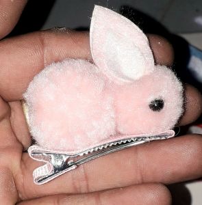 Một chiếc kẹp tóc bằng kim loại thỏ nhồi bông nhiều màu cho bé