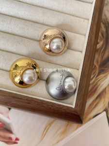 กระดุมโลหะรูปคริสตัลกลมครึ่งวงกลมสำหรับตกแต่งเสื้อโค้ทและเสื้อสูท กระดุมปักลายคริสตัลสำหรับตกแต่งเสื้อผ้า