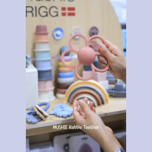 MUSHIE Rattle Teether ของเล่นเด็กเขย่ามือ มีเสียง ฝึกการสัมผัส วัสดุปลอดสารพิษ (3m+)