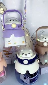 RB_shoponlineกระติกน้ำ 860 ml กระติกน้ำเด็ก พร้อมสายสะพายไปโรงเรียน ขวดน้ำเด็ก น่ารัก พกพา แถมฟรีสติ๊กเกอร์