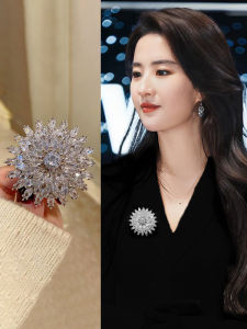 Elegant Snowflake Brooch Pin Womens Design Premium Quality Jacket Coat Accessory Fashionable Lapel Flower Pin Luxury Feel