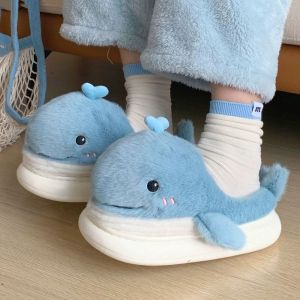 OQEWPI รองเท้าสวม รองเท้าสลิปเปอร์ ลำลองแบบสบายๆ รองเท้าแตะใส่ในบ้านสำหรับผู้หญิง สะดวกสบายสบายๆ ขนปุยฟู รองเท้าแตะปลาวาฬน่ารัก นุ่มนุ่มๆ ฉนวนกันความร้อน รองเท้าแตะผ้าพลัฌอบอุ่น บ้านในบ้าน