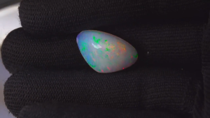 โอปอลเอธิโอเปียขนาด 7.54 กะรัต เจียระไนล้านล้านกะรัต อัญมณีลายม้าลายสีรุ้ง