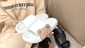 YZ (พร้อมส่ง🔥) รองเท้าแตะแฟชั่น รองเท้าลายหมี สไตล์มินิมอล นุ่ม เบา สบาย เหมาะสำหรับคนรักสุขภาพ 2208