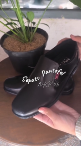 Nukus Sepatu Pantofel Pria Kulit Hitam Lancip Sol Karet - NKP 05 HITAM