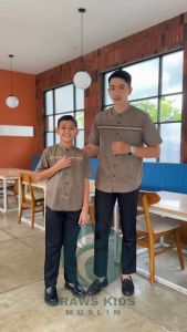Baju Koko Couple Ayah Dan anak Laki Laki Lengan Pendek Motif Bordir Kain Madinah Warna Burgundy Terbaru 2025