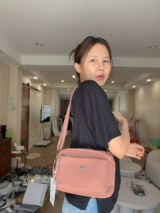 Lingky กระเป๋าสะพายข้าง ผ้าร่มสปอร์ตกันละอองน้ำ ซิปแข็งแรง ไซส์ 8.5" มีทั้งหมด 4 ช่องซิป (LU-7403)