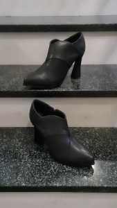 [ẢNH THẬT - FREESHIP] Boots thời trang nữ cổ V cao cấp ROSATA RO716- 10p - Đen - BKSTORE