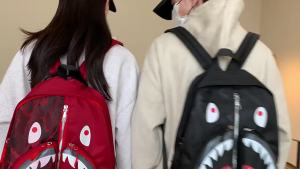 2024 กระเป๋าหนังสือฉลามรุ่นใหม่ bape กระเป๋าเป้นักเรียนกราฟฟิตีส่วนบุคคลกระเป๋าเป้สะพายหลังลำลองแฟชั่นผู้ชายและผู้หญิง