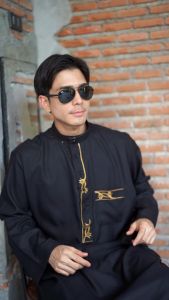 โต๊บชายแขนยาว ยอดนิยม เนื้อผ้าไม่ร้อนผ้าสบายทิ้งตัว เหมาะสำหรับใส่ละหมาดออกงานอิสลาม AE46 รุสมีนี