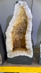 行“木” 🔮招财黄水晶洞 晶体共生裸晶黑碧玺 (黑电气石) Black Tourmaline  (如需定制实木底座需另加RM60）  高(Height): 65.5cm  宽(Width): 30x32cm   直径洞深(Hole): 18cm  斜洞深: 23.5cm  重(Weight): 68kg