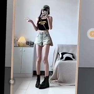 Mrs.huang shop กางเกงยีนส์ขาสั้นเอวสูง  กระเป๋าหลังแต่งซิป ผ้าเดนิมทรงสวยเข้ารูป สไตล์เกาหลีฤดูร้อน รุ่นใหม่