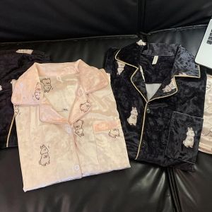 ชุดนอนกํามะหยี่สีทองคู่รักแขนยาวเสื้อผ้าผู้ชาย ฤดูหนาว สไตล์ Tea Rose พิมพ์ หนาขึ้น ผ้าเหมาะสําหรับเยาวชน