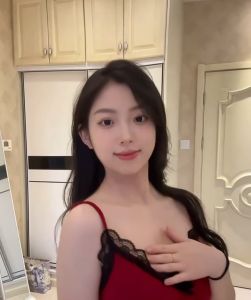 เดรสยาวทรงหางปลา สายเดี่ยวสีแดง มีบราในตัว คอวีแต่งลูกไม้สีดำรอบเซ็กซี่ ผ้านุ่มเด้ง ยืดได้เยอะ Dress ออกงาน ชุดไปทะเล #8082