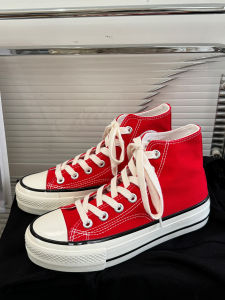 รองเท้าผ้าใบพื้นหนาสไตล์ย้อนยุคแบบลำลองสำหรับเด็กและเยาวชน ทรงหัวมน พื้นยาง รองเท้าผ้าใบผูกเชือกสีแดงสด