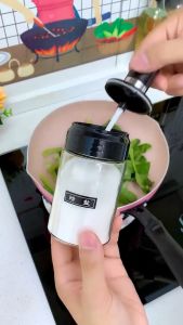 Toples bumbu kaca botol kaca tempat penyimpanan dengan desain unik yang di lengkapi dengan sendok tempel pada bagian tutup botol