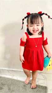 Dress rajut anak perempuan Elsa usia 1 tahun hingga 5 tahun dengan aksen bahu terbuka dan detail rumbai.