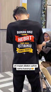 Kaos Pria Kata Bijak Lucu – Bukan Aku Hebat Tapi Doa Istriku – Kaos Distro Unik Keren Harian