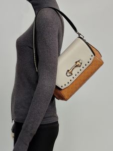 กระเป๋าสะพายข้างหนังวัวชั้นบน P Home กระเป๋าสี่เหลี่ยมเล็กแบบเปิดด้านบนสำหรับผู้หญิง กระเป๋าสะพายข้างแบบสะพายข้างสำหรับวัยรุ่น กระเป๋าสะพายข้างแบบลำลอง