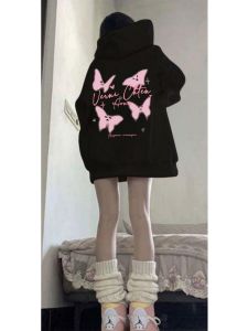 เสื้อสเวตเตอร์มีฮู้ดพิมพ์ลายผีเสื้อสีชมพูสไตล์อเมริกันสำหรับผู้หญิง เสื้อคลุมกันหนาวแบบหลวมๆ สำหรับนักเรียนมัธยมปลาย ฤดูใบไม้ร่วง/ฤดูหนาว