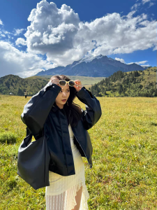 เสื้อแจ็คเก็ตหนังสัมผัสนุ่มสีดำ ทรงหลวม ทรงสั้น สำหรับผู้หญิง ฤดูใบไม้ผลิ 2025 วัสดุอื่นๆ ปก กระเป๋า ปกติ หนังสัมผัสนุ่ม แจ็คเก็ตมอเตอร์ไซค์