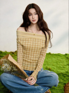 THROUS | Áo Thun Vàng Carô Ô Vuông Dập Liệt Off Shoulder