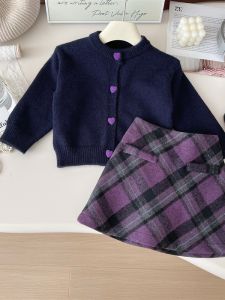 ชุดเดรสยาวคลุมเข่าผ้ากำมะหยี่ถักแบบลำลองสำหรับเด็กผู้หญิง ฤดูใบไม้ร่วง 2025 ชุดสองชิ้น เสื้อคาร์ดิแกนเปิดไหล่สบายๆ