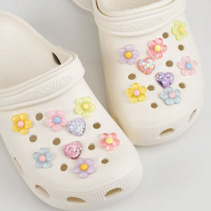 2024 ใหม่มาถึงที่มีสีสัน Crocs รองเท้าดอกไม้เล็กๆน่ารัก Embellishments ปรับแต่งรองเท้าหัวเข็มขัดโดย POVOERYU