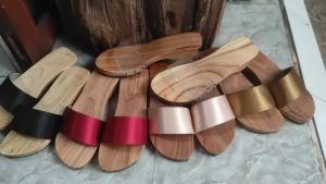 Guốc Gỗ Guốc Mộc Quai Lụa Bảng Ngang Cao 3 - 4 Phân ( Có đóng thêm đế cao su )