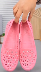 Giày Nhựa Nữ Đi Mưa Đính Hột Họa Tiết Hoa Kiểu Mới Siêu Xinh Giày Búp Bê Nhựa Mềm Mang Êm Chân Chống Trơn Trượt