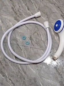 ฝักบัวอาบน้ำ สีขาว ฝักบัวครบชุด ฝักบัวอาบน้ำ พร้อมสาย + ที่ล็อคติดผนัง มีมอก. สวยงาม คงทน ครบชุดพร้อมสายและขายึดติดผนัง พลาสติก abs อย่างหนา สีขาว