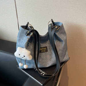 Fashionable Commuter Womens Tote Bag 2024 New Autumn Winter Single Shoulder Crossbody Bag Stylish Polyester Lining Zipper Closure