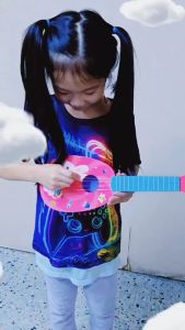 กีต้าร์ อูคูเลเล่ ลายการ์ตูน 4สาย แถมปิ๊ก กีตาร์ของเล่น มีของเล่น 88042