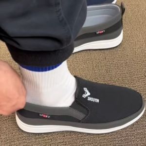 QXshop งานปังเข้าใหม่แนะนำ  รองเท้าผ้าใบผู้ชายลำลองทรงสลิปออน งานแฟชั่น ทรงดี ดีไซน์เท่ ให้ฟีลดูมินิมอล รุ่นนี้สามารถสวมใส่ได้ทุกโอกาส จะใส่ไปเรียนก็ดี ใส่ไปทำงานก็เข้า ใครสนใจห้ามพลาด กดสั่งได้เลย