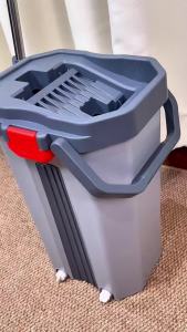 ชุดถังไม้ถูพื้นแบบรีด ไม้ถูพื้นหัวแบน หัวม็อบกว้าง 39 cm พร้อมผ้าม๊อบ ไม้ถูรีดน้ำในตัว หัวม็อบกว้าง 39 cm ดูดซับน้ำได้ดี ถังรีดน้ำ รุ่นหนาพิเศษ ใช้งานได้สะดวก