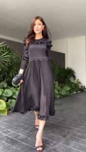 เดรสอัดพลีท สวย ไฮโซววววว ทรงคอกลม  แขนยาว 😍  ดีเทลแต่งระบายช่วงอก และชายเดรส ช่วงกลางเองตัดเลเซอร์คัต 〽️〽️ ให้ดูมีความ เรียบหรู เกร๋สุดๆ เพิ่มความสวยให้ชุด ดูแพงมว้ากกก 💫💫💫💫💫      ผ้าอัดพลีท ช่วงบนเป็นลอนถี่ และช่วงกระโปรง เป็นลอนใหญ่ เนื้อเด้ง สวย