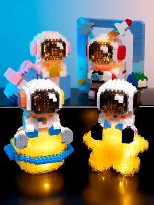 (COD) LED Astronot Blok Bangunan Seri Luar Angkasa Mainan Balok Susun Disney Karakter Kartun Mini Block Lucu Mainan Balok Susun Edukatif Untuk Anak Model kartun Anime DIY 3D Puzzle Toy Brick Gift Nano Block