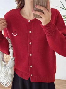 เสื้อสเวตเตอร์ถักสีแดงหนาสำหรับผู้หญิงในปี 2024 เสื้อคาร์ดิแกนถักสไตล์สตรีทแฟชั่นฤดูใบไม้ผลิ เสื้อคลุมกันหนาวแบบสวมหัว