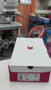 [ฟรีถุงเท้าฟุตบอล]รองเท้าสตั๊ดเด็ก Kito BN9 Maverick ลายกราฟิกเท่ห์ แถม 1 คู่ สุ่มสีนิวยอร์ก งานไทย