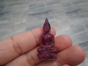 Py Beautr พระพูทธแกะสลักจากพลอยทับทิมดิบ ไม่ผ่านการเผาจากประเทศมาดากัสการ์ (Natural Unheated Ruby) 46.80 กะรัต สวยมากๆ ค่ะ