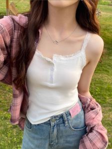 เสื้อกั๊กผ้าลูกไม้แขนกุดสไตล์ฝรั่งเศส Pure Desire สำหรับผู้หญิงในฤดูร้อน เสื้อผ้าทำงานสไตล์เกาหลีทรงเข้ารูปสั้น เสื้อผ้าทำงานคอวี